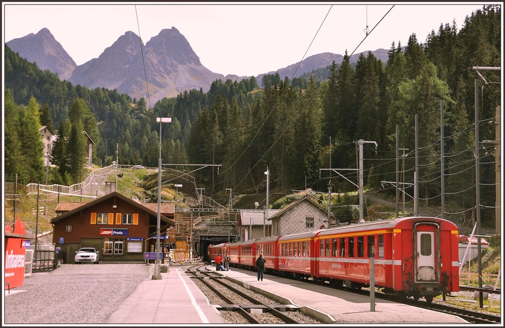 Bahnhof Preda mit altem Tunnelportal von 1903 und gleich links davon das Portal vom Albulatunnel II. (15.09.2015)
