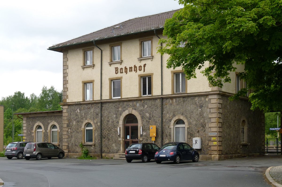 Bahnhof Pressig-Rothenkirchen an der Frankenwaldbahn. Hier waren zur Dampflokzeit die bayerischen Schiebelokomotiven mit all der dafür notwendigen Infrastruktur und dem Personal beheimatet. Jetzt steht das Gebäude leer. Der Betrieb, einschließlich Einsatz der immer noch nicht völlig entbehrlichen Schiebeloks,  wird seit einigen Jahren ferngesteuert.