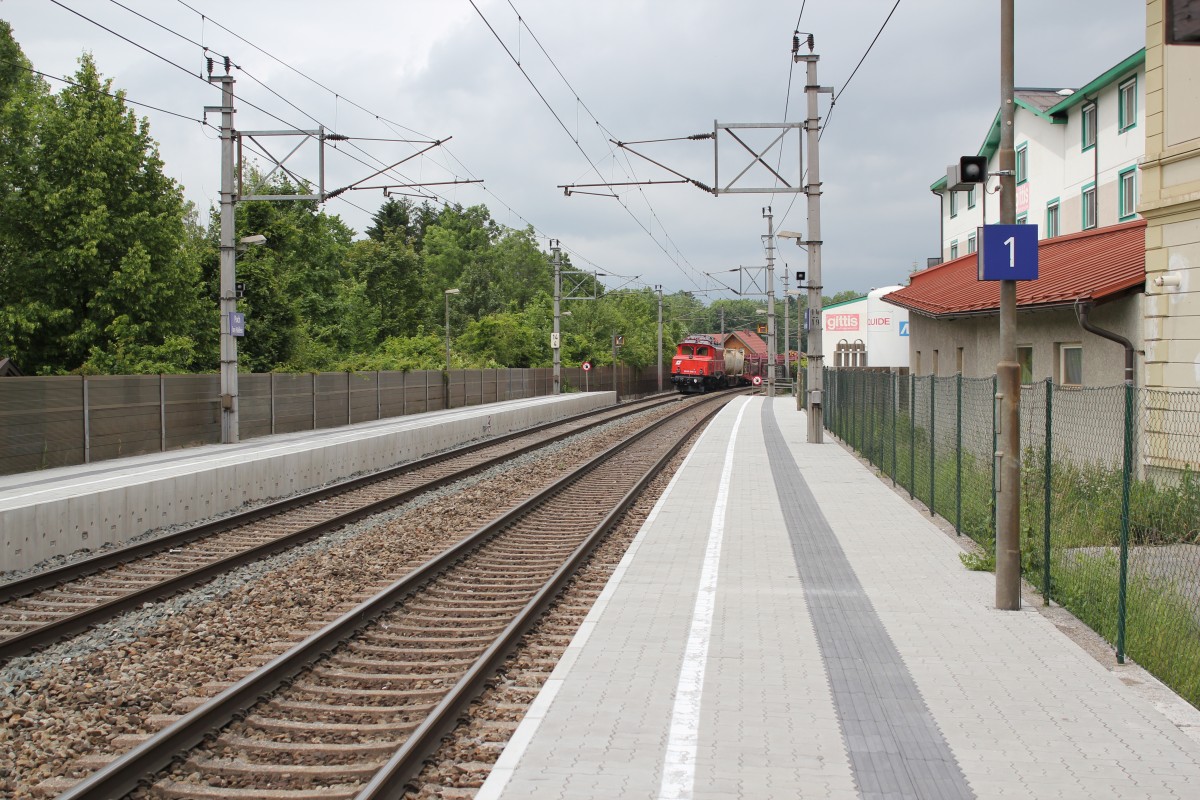Bahnhof Puch bei Hallein, Mai 2014,
Im Hintergrund am Ende eines Güterzuges sieht man die 1020 018-6 mit eingefahrenen Stromabnehmern Richtung Salzburg Stadt fahren. 