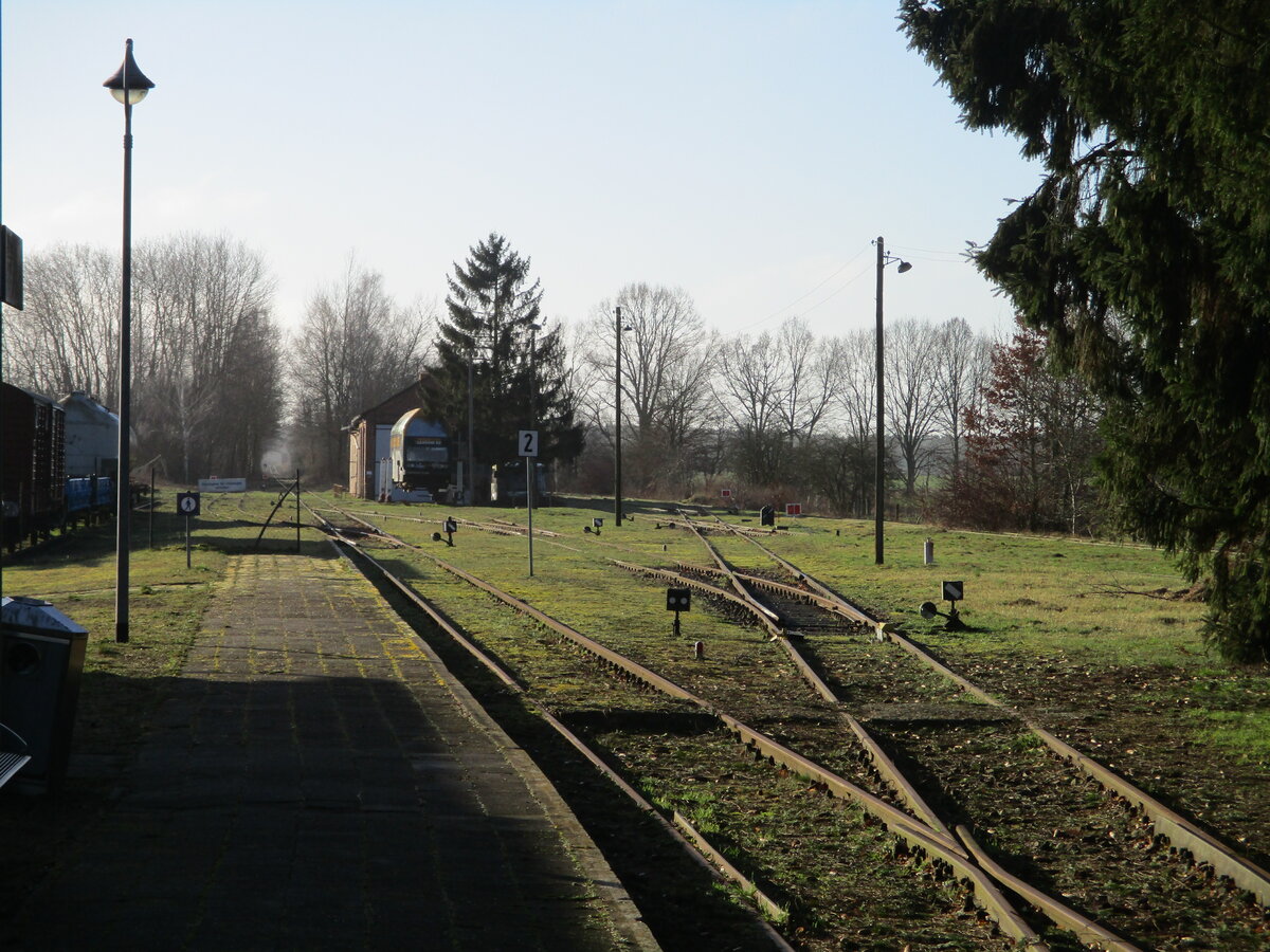 Bahnhof Putlitz mit dem ehemaligen PEG Lokschuppen am 26.Februar 2022.