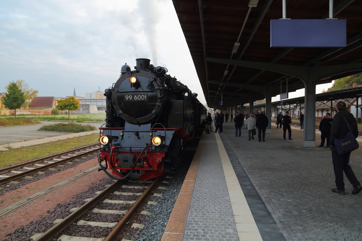 Bahnhof Quedlinburg am Abend des 18.10.2015. Auf Gleis 3 steht der soeben eingefahrene Sonderzug der IG HSB mit 99 6001 an der Spitze. Der Zug war im Rahmen einer dreitägigen Veranstaltung unterwegs, welche mit der Ankunft des Zuges hier im Bahnhof ihr Ende fand.