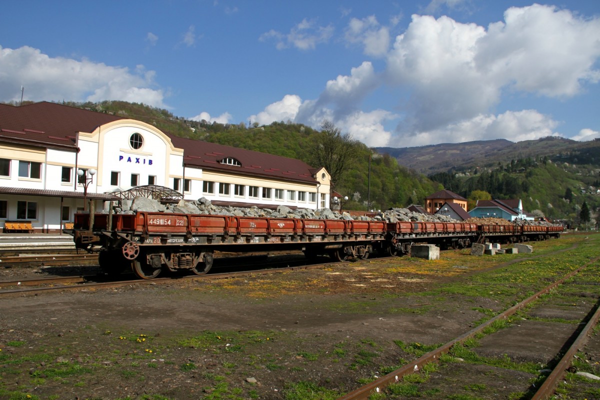 Bahnhof Rachiv am 1 Mai 2015. 
Hier ist Endstation. Es gibt quasi noch Gleise welche weiter nach Rumänien führen würden, jedoch ist die Strecke mit einem Tor versperrt. Wichtigstes Exportgut der Region sind Holz und Steine.