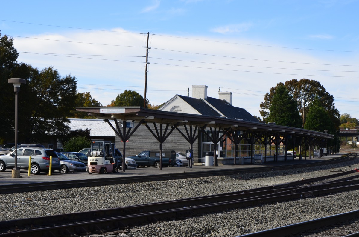 Bahnhof von Raleigh, North Carolina. Betreiber ist North Carolina Department of Transportation. Hier verkehren tglich sechs Zge. (04.11.13)