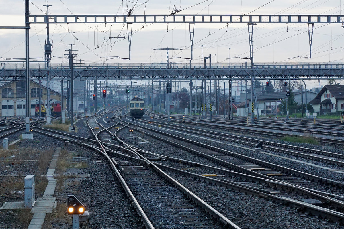 Bahnhof Rapperswil am frühen Morgen des 29. November 2019.
Allein auf weiter Flur erkennbar ist der SOB BDe 576 058-2.
Fotostandort Perron 2, Bildausschnitt Fotoshop.
Foto: Walter Ruetsch