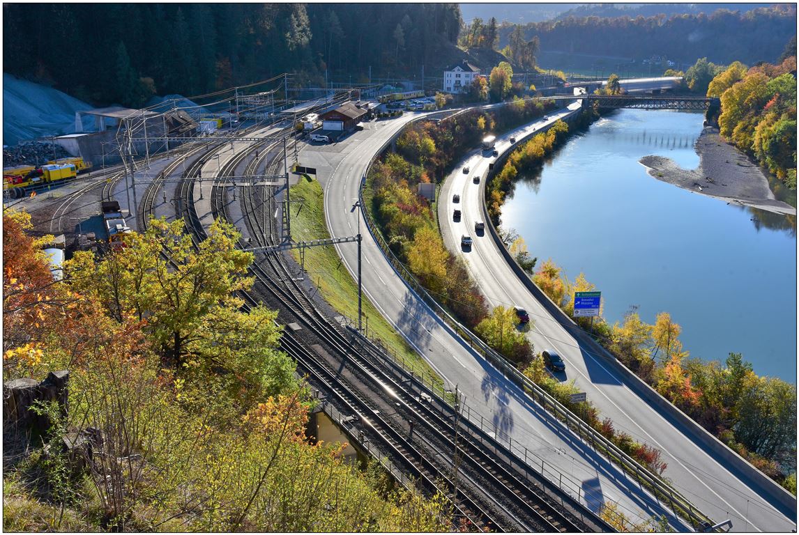 Bahnhof Reichenau-Tamins. Im Hintergrund ist die bereits verpackte alte Hinterrheinbrücke zu sehen. (03.11.2018)