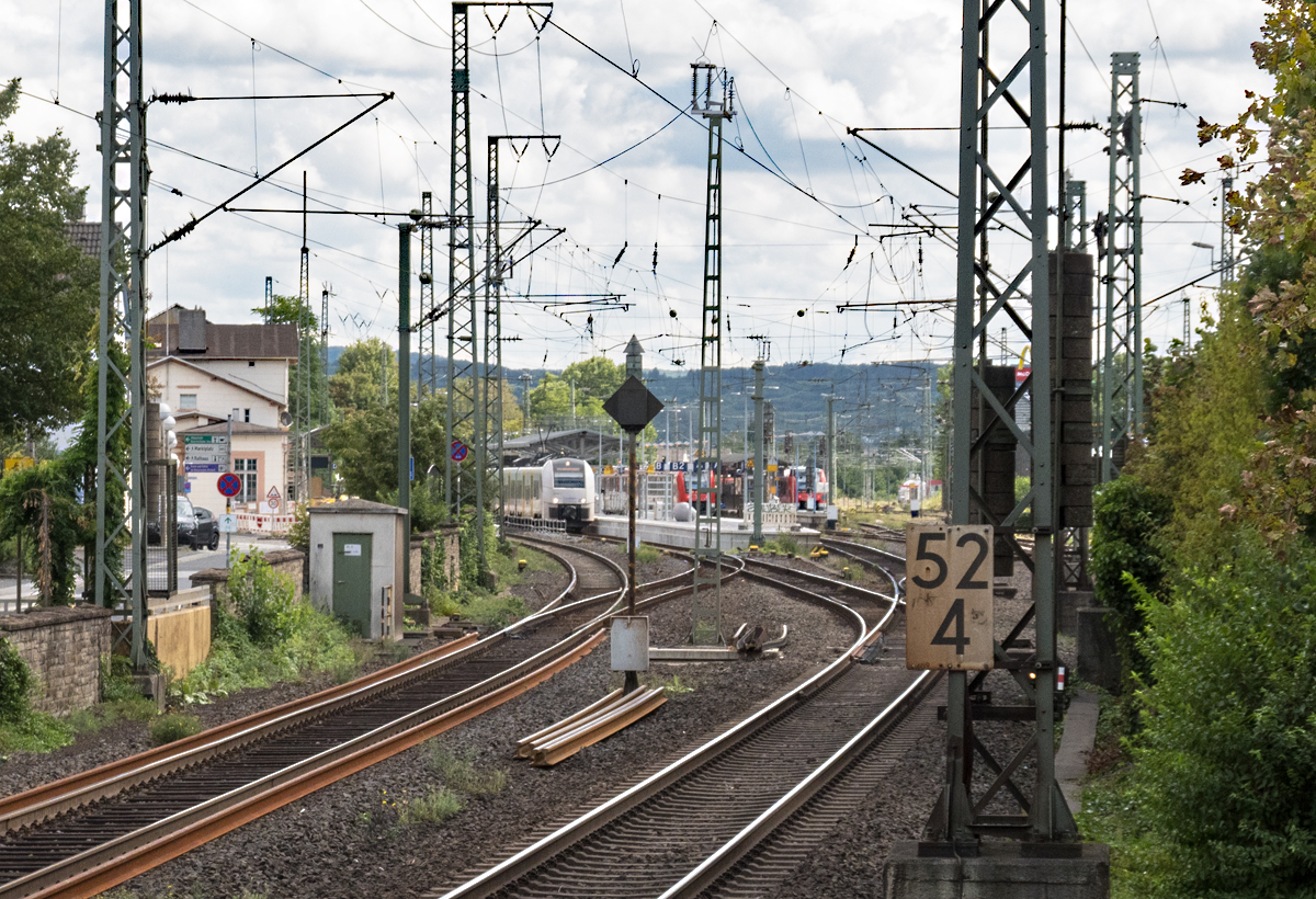 Bahnhof Remagen mit div. Triebzügen. Einfahrt aus Richtung Bonn. 29.08.2020