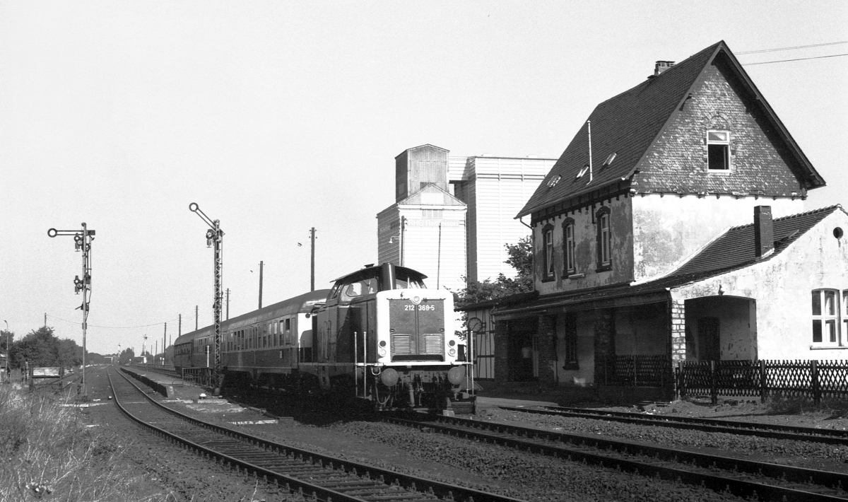 Bahnhof Rodheim v.d.H. im September 1985 mit 212 369.
