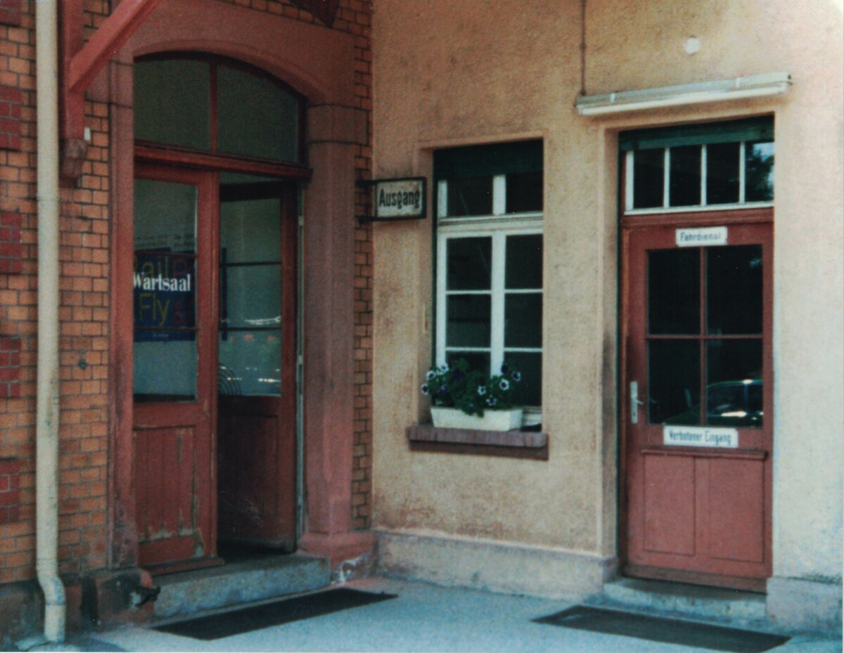 Bahnhof Rötenbach (Baden) ca. 1985. Ein  Wartsaal  ist noch vorhanden, der Bahnhof noch durch den  Fahrdienst  (Zugang rechts) besetzt.