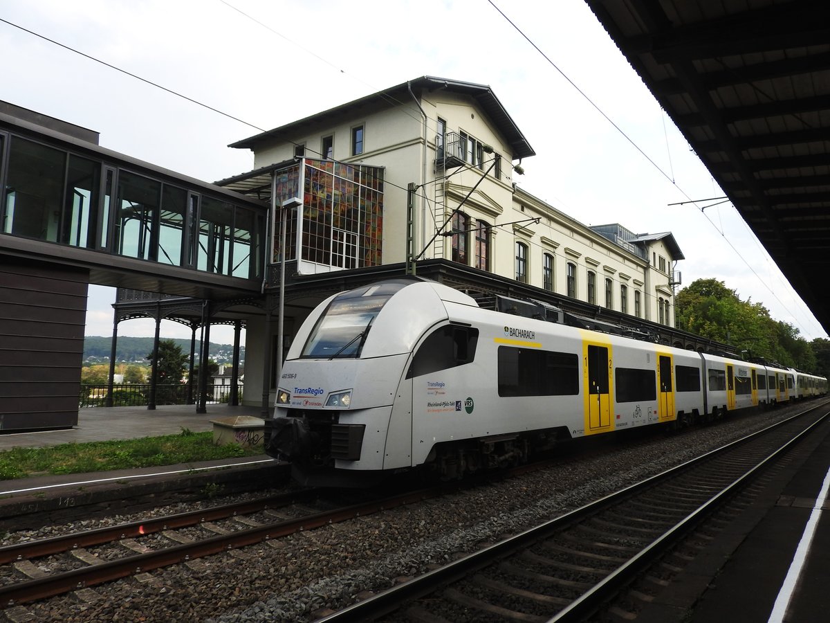 BAHNHOF ROLANDSECK-DER =KÜNSTLER-BAHNHOF  IN REMAGEN/RHEIN
Eines der bekanntesten und schönsten Bahnhofs-Bauwerke der Rheinschiene ist das
1856-58 erbaute klassizistische Gebäude vom BAHNHOF ROLANDSECK mit dem Neubau des
ARP-MUSEUMS oberhalb-hier halten nur noch Züge des Nahverkehrs,
wie hier am 23.8.2018 der TRANSREGIO  BACHARACH .....
