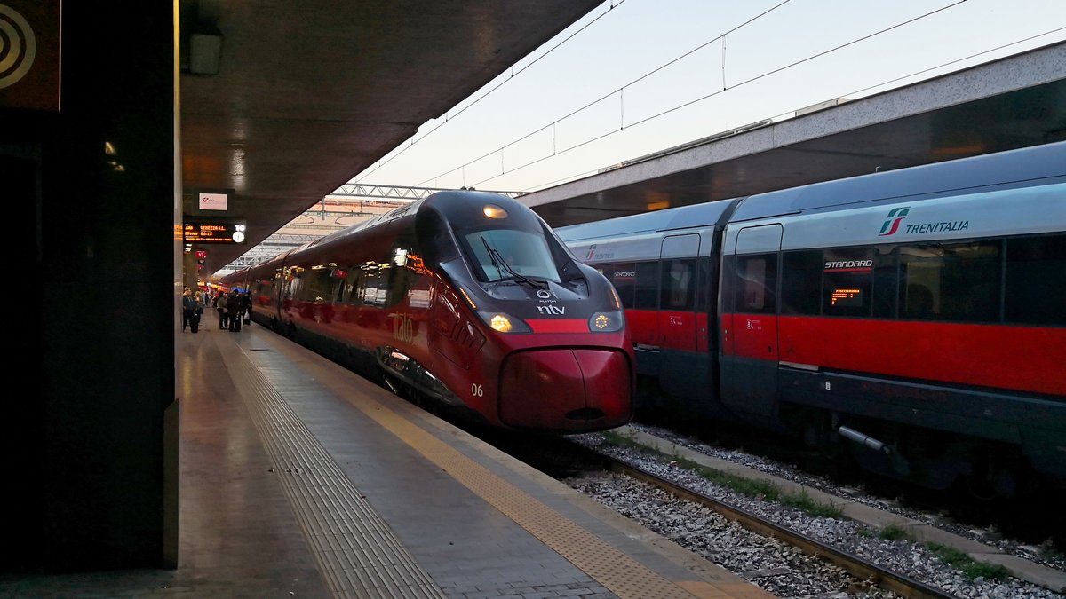 Bahnhof Roma Termini vor Sonnenaufgang am 25.05.2018. Der ITALO 8900, ein ETR675, nach Venedig wartet auf grünem Licht um seine Fahrt anzufangen.