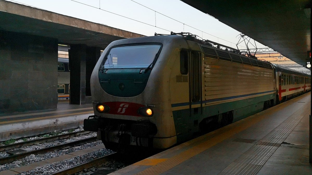 Bahnhof Roma Termini vor Sonnenaufgang am 25.05.2018. Ein IC, mit vorgespannter E-Lok E.402B wartet auf grünem Licht um seine Fahrt anzufangen.