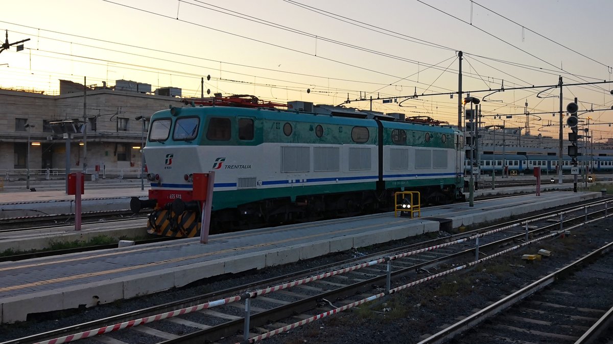 Bahnhof Roma Termini vor Sonnenaufgang am 25.05.2018. Die 91-83-2655-533-4 steht abgestellt am Ende der Bahnsteige.