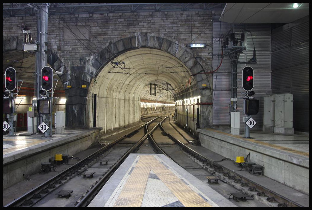 Bahnhof Rossio in Lissabon am 19.03.2018: Der Bahnhof Rossio liegt direkt in der Stadt nahe dem Restauradores Platz. Er ist ein vollständig überdachter Kopfbahnhof, wo die Nahverkehrszüge aus den nordöstlichen Vorortstrecken wie z. B. Sintra ankommen. Die Züge fahren von den Bahnsteigen aus direkt in einen Tunnel! Vom zweiten Bahnsteig aus hat man einen guten Blick in den Tunnel und auf einfahrende Züge.