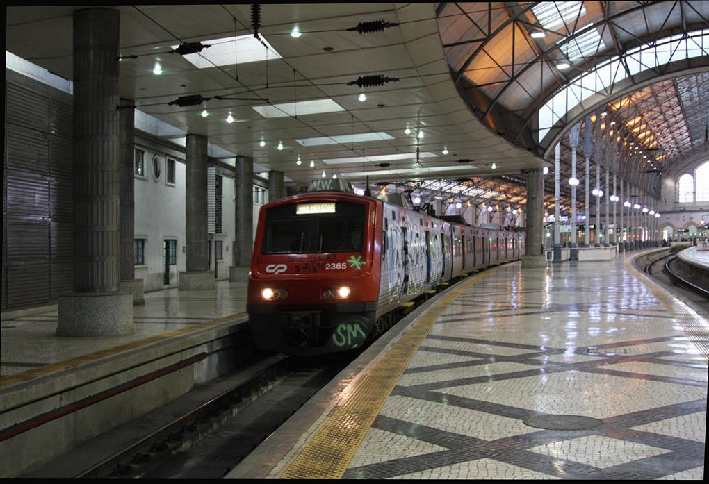 Bahnhof Rossio in Lissabon am 19.03.2018: Der Bahnhof Rossio liegt direkt in der Stadt nahe dem Restauradores Platz. Er ist ein vollständig überdachter Kopfbahnhof, wo die Nahverkehrszüge aus den nordöstlichen Vorortstrecken wie z. B. Sintra ankommen. Die Züge fahren von den Bahnsteigen aus direkt in einen Tunnel! Hier wartet ein solcher Zug auf die Abfahrt.
