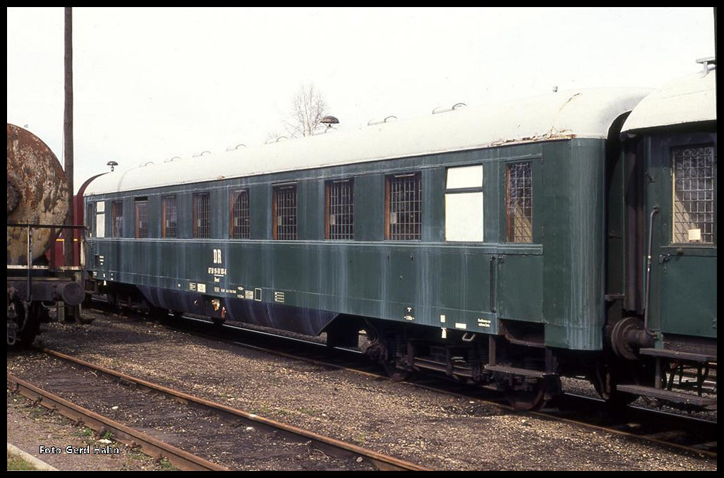 Bahnhof Salzwedel am 10.4.1994: DR Gefangenen Wagen Nr. 675099-58100-0 Dienst