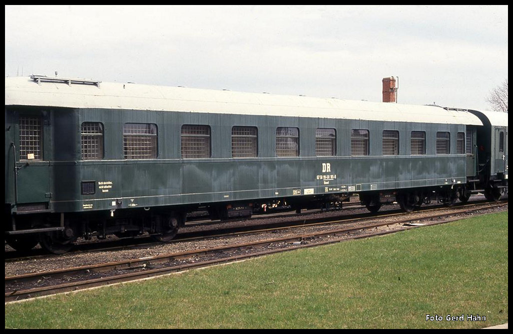 Bahnhof Salzwedel am 10.4.1994: DR Gefangenen Wagen Nr. 675099-58101-8 Dienst