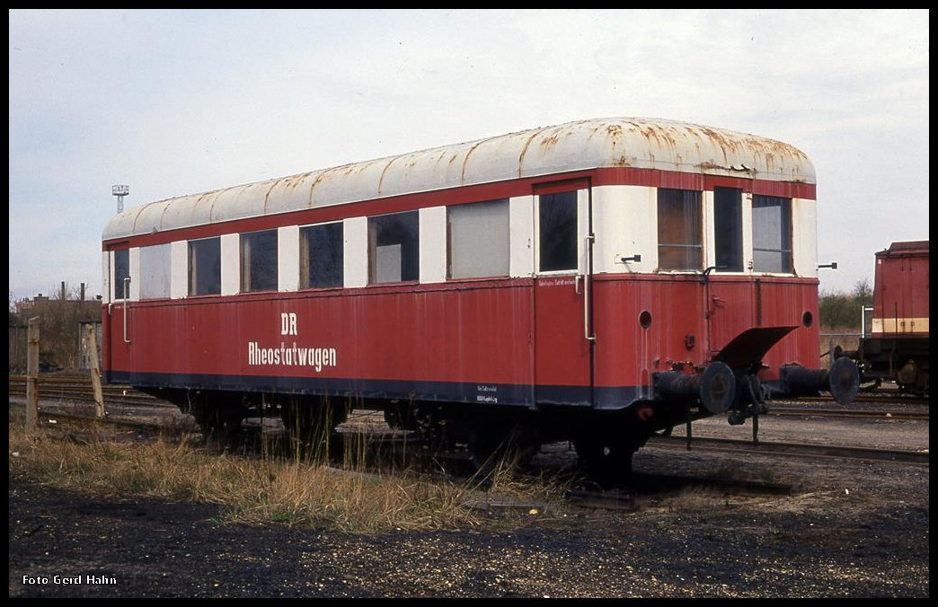 Bahnhof Salzwedel am 10.4.1994: Rheostatwagen der DR 
Bei Rheostat Wagen handelt es sich um Messwagen, in denen diverse Mess- und Steuerinstrumente untergebracht waren. Die DR nutzte für diese Zwecke Altfahrzeuge wie in diesem Fall einen ehemaligen Wismar Wagen.