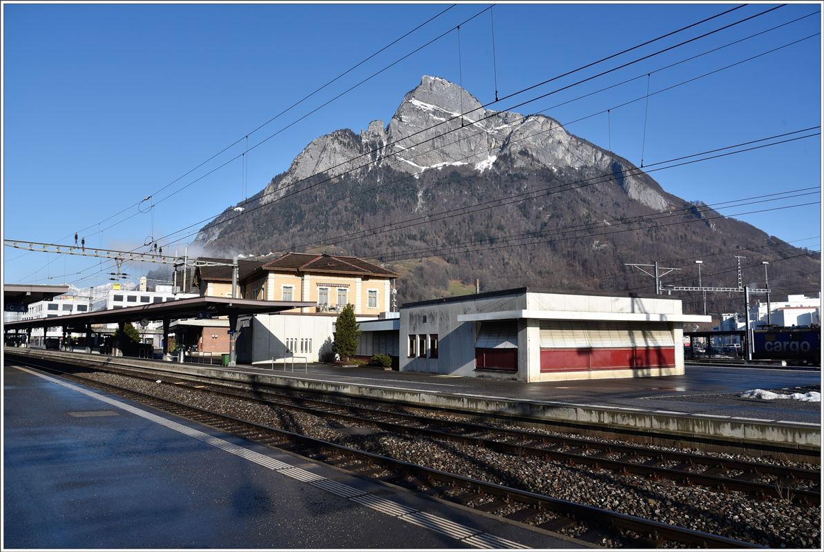 Bahnhof Sargans mit Gonzen. (11.02.2017)