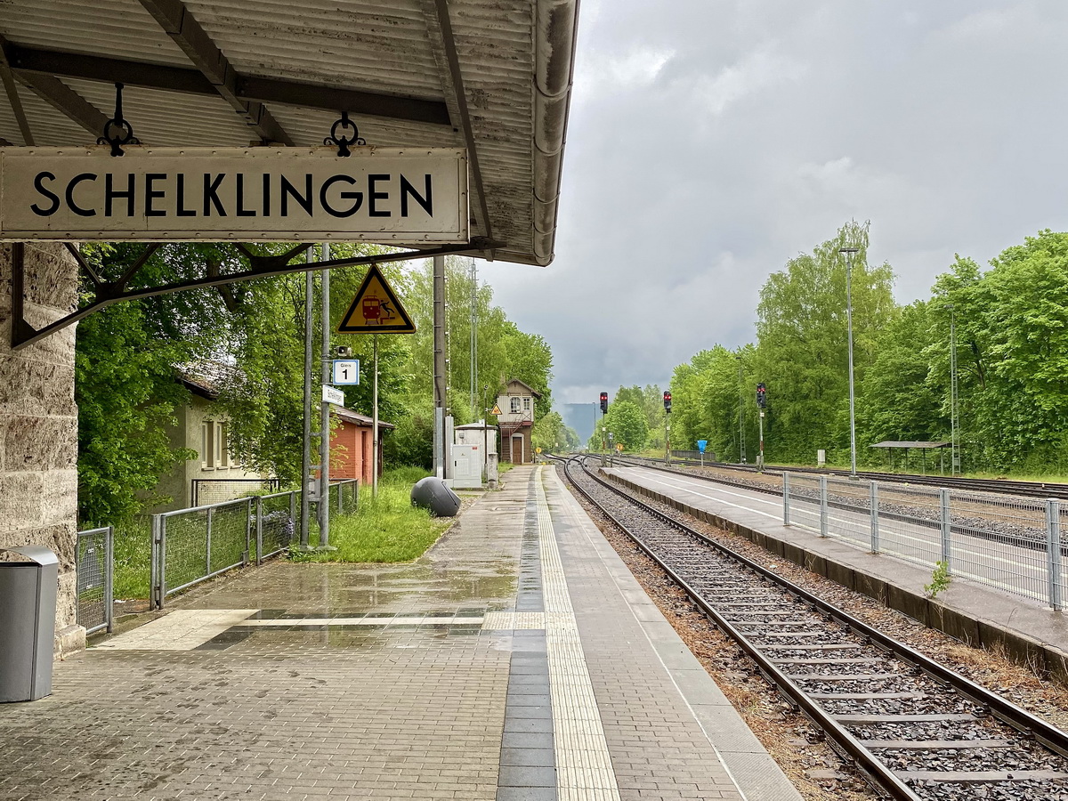 Bahnhof Schelklingen am 13. Mai 2022 bei Regenwetter.