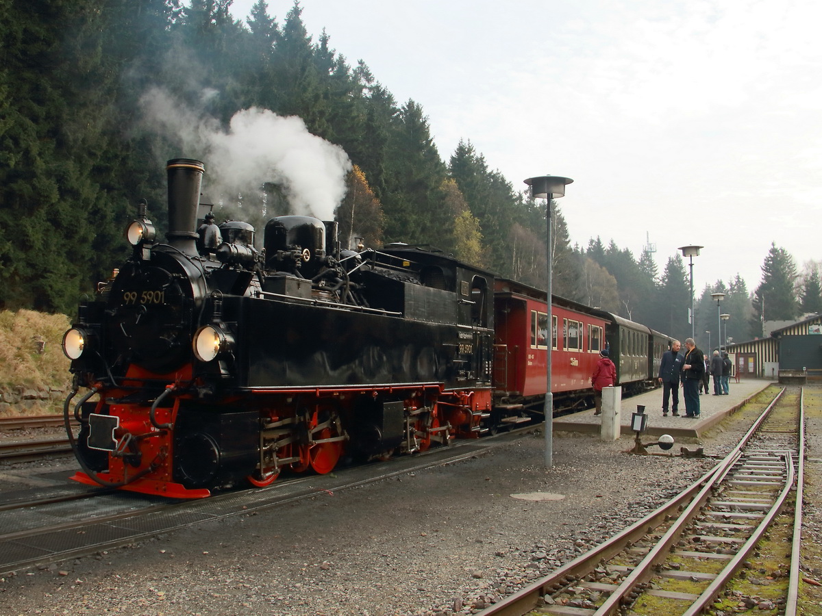 Bahnhof Schierke steht 99 5901 mit Ihrem Sonderzug zum Brocken bereit am 04. November 2017.