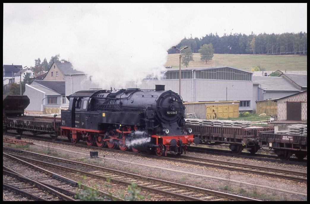 Bahnhof Schmiedefeld am 9.10.1992: 951016 fährt mit einem Güterzug aus Lauscha ein.