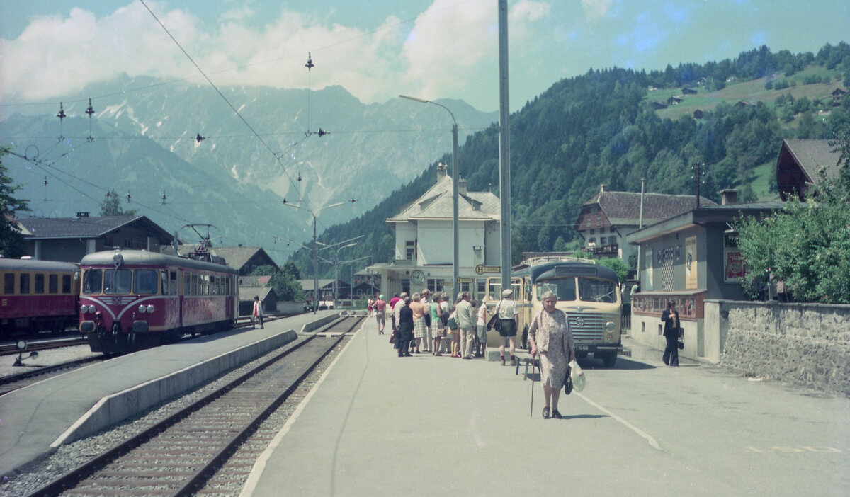 Bahnhof Schruns der Montafonerbahn am 04.07.1974. Am Gleis 2 links wartet der ET10 103. Scanbild 90200, KodacolorII.