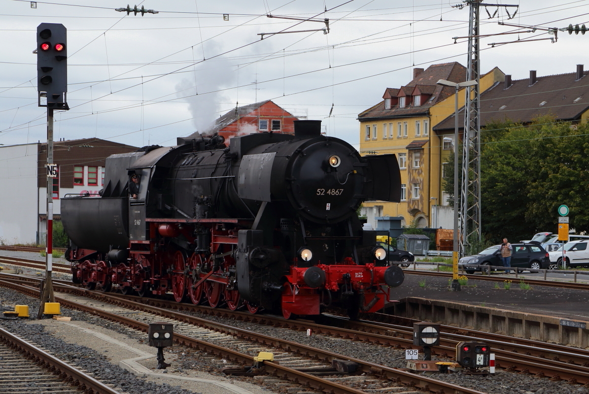 Bahnhof Schweinfurt am Vormittag des 05.09.2015. Gerade hat 52 4867 der HEF umgesetzt und wird in wenigen Augenblicken wieder an ihren Sonderzug, mit welchem sie heute zu den XXI. Meininger Dampfloktagen unterwegs ist, ankuppeln.