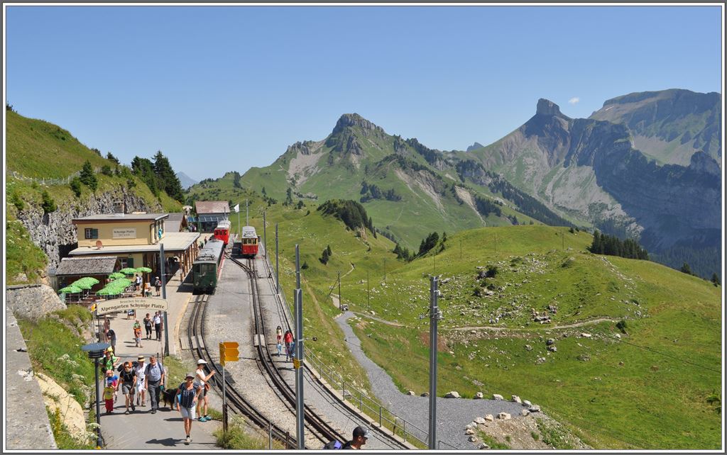 Bahnhof Schynige Platte auf 1967m /M. mit Loucherhorn 2230m und Indri Sgissa 2463m. (06.07.2013)
