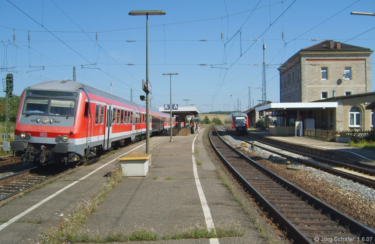 Bahnhof Steinach am 1.8.07: Auf Gleis 3 fährt ein Wendezug als RB nach Treuchtlingen ab und auf Gleis 1 wartet ein VT 642 als RB nach Neustadt (Aisch). 