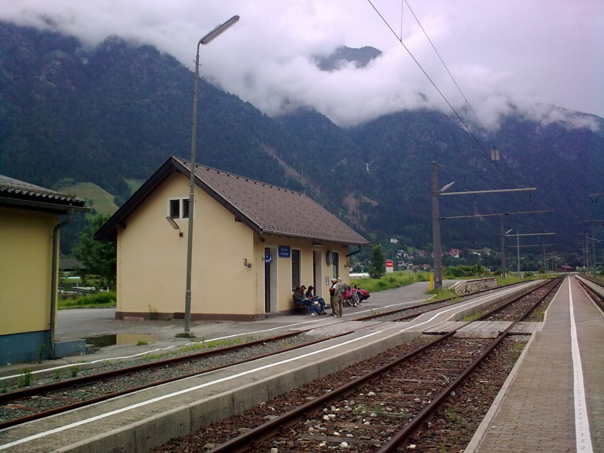 Bahnhof Steinfeld im Drautal am 13.6.2011. Im Zuge der Modernisierung wurde hier das erste Gleis links abgetragen und das zweite etwas weiter nach links verschoben um einen Mittelbahnsteig Platz zu machen.