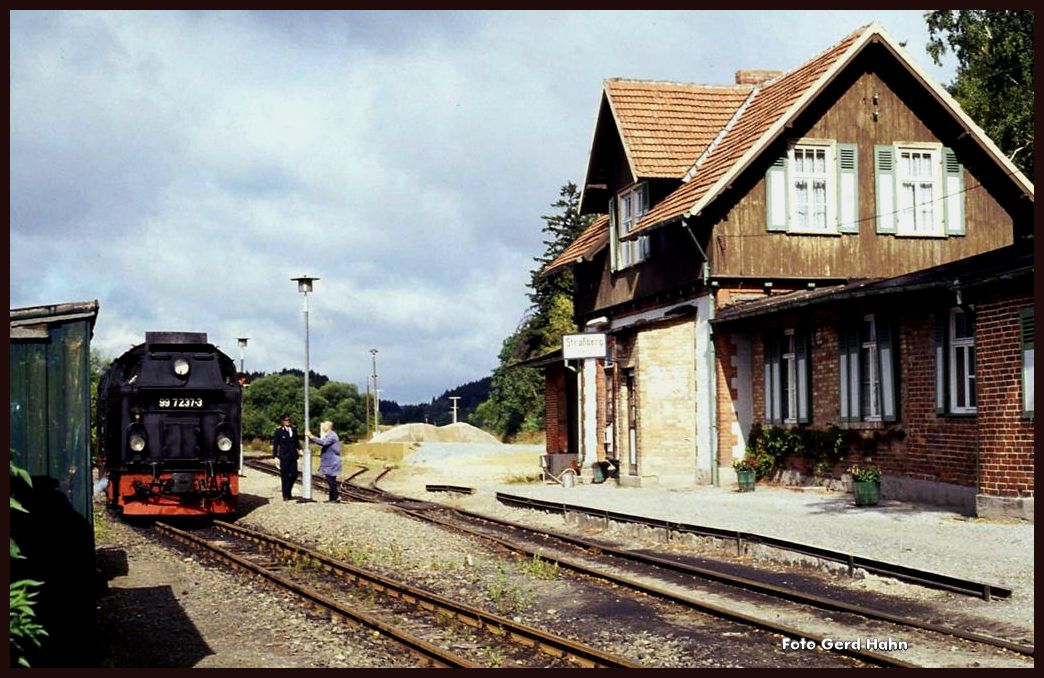 Bahnhof Straßberg im Harz: 997237 steht am 7.9.1991 im Bahnhof.