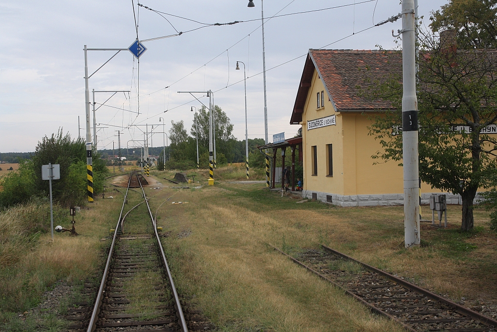Bahnhof Sudomerice u Bechyne, aufgenommen am 25.August 2018 durch das Stirntürfenster des letzten Wagen des Os 28406.