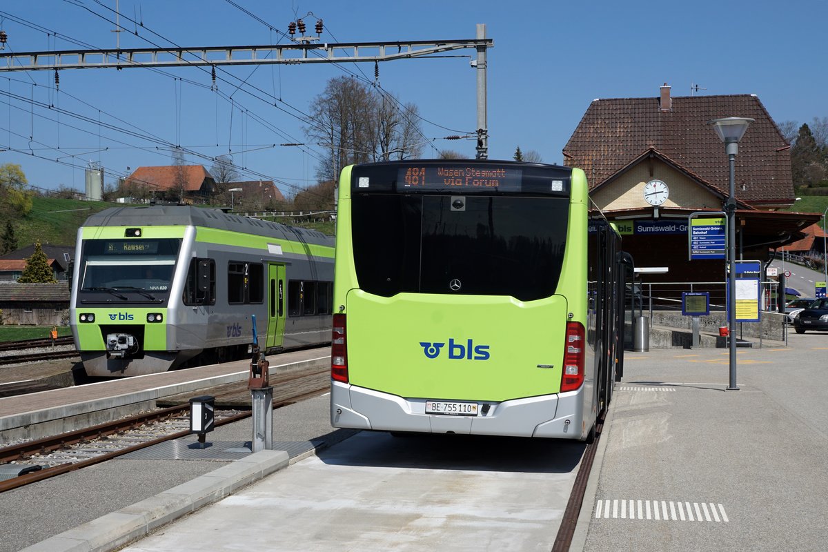 BAHNHOF SUMISWALD-GRÜNEN EINST UND JETZT.
Bern-Lötschberg-Simplon-Bahn/BLS.
Bahnhofimpression Sumiswald-Grünen mit Bahn und Bus am 18. April 2019.
Auf der Strecke Sumiswald-Wasen wurde der Personenverkehr am 29. Mai 1994 eingestellt.
Foto: Walter Ruetsch 