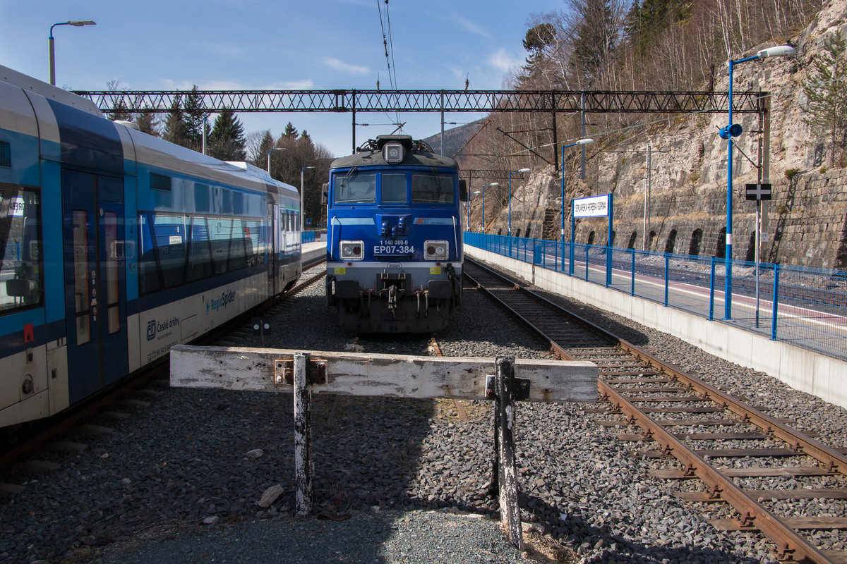 Bahnhof Szklarska Poreba Gora am 3. April 2018. EP07-384 steht abgestellt auf dem Abstellgleis. 