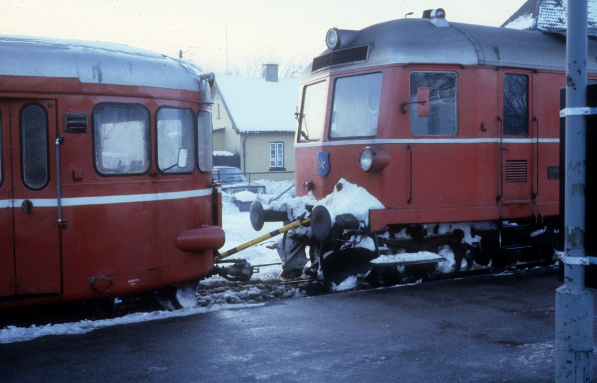 Bahnhof Tølløse (HTJ-Bahnsteig) am 28. Dezember 1981: Die Schleppstange zwischen der OHJ-Diesellok 24 und dem HTJ-Schienenbustriebwagen S 44.  