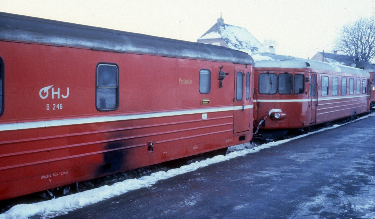 Bahnhof Tølløse (HTJ-Bahnsteig) am 28. Dezember 1981: Der OHJ-Postwagen D 246 und der HTJ-Triebwagen S 44.
