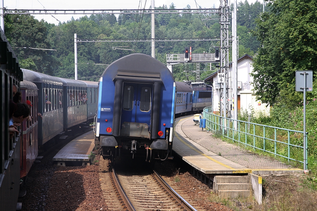 Bahnhof Techonin, wo am 21.Juli 2018 der Os 7167 (Usti nad Orlici - Lichkov) die Kreuzung mit dem Os 20016 (Hanusovice - Ceska Trebova) abwartet.