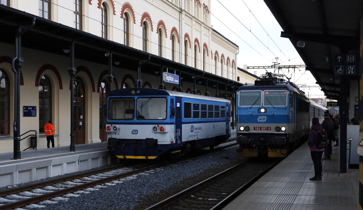 Bahnhof Teplice  v čechách, links der OS nach Usti, wohin die Brotbüchse links im Bild fährt ist unbekannt. 12.01.24  10:22 Uhr.