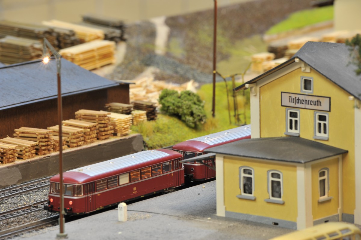 Bahnhof Tirschenreuth im Maßstab 1/87: Der dreiteilige Schienenbus steht im Bahnhof Tirschenreuth. Das Bahnhofsgebäude wurde nach Plänen maßstäblich nachgebaut.