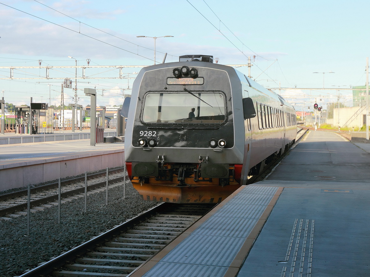 Bahnhof Trondheim am 28. Juni 2016, Einfahrt 9282 in den Bahnhof
