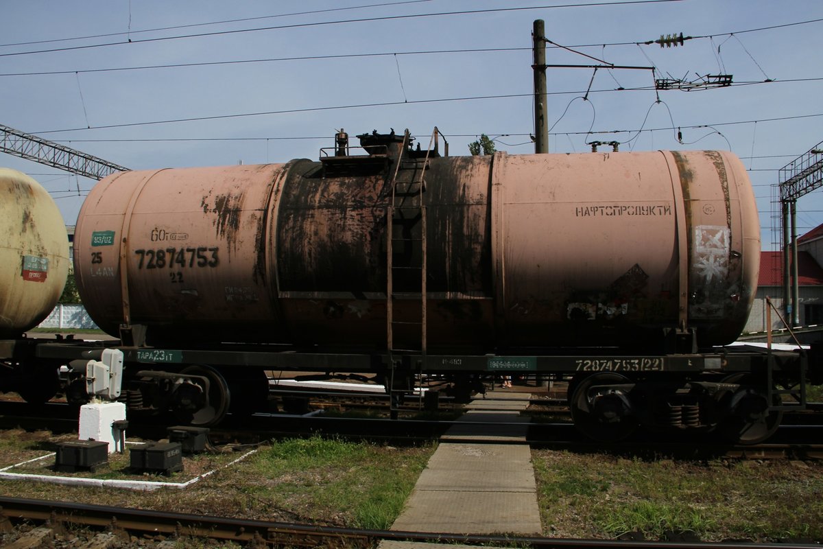 Bahnhof von Tschernijew am 4.9.16. Eine WL 80 zieht einen ca 1 Kilometer langen Güterzug durch den Bahnhof. Da muss man am Fussgängerübergang schon mal etwa 5 Minuten warten bis der lange Stahlwurm durch gerollt ist.