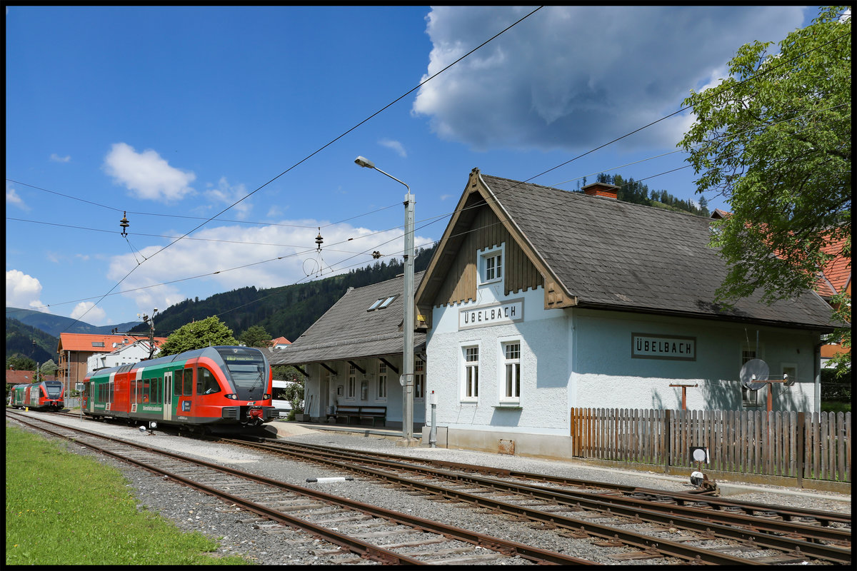 Bahnhof Übelbach am 14.Juli 2018 . 
2 GTW 2/6 warten geduldig auf Ihre Dienste 