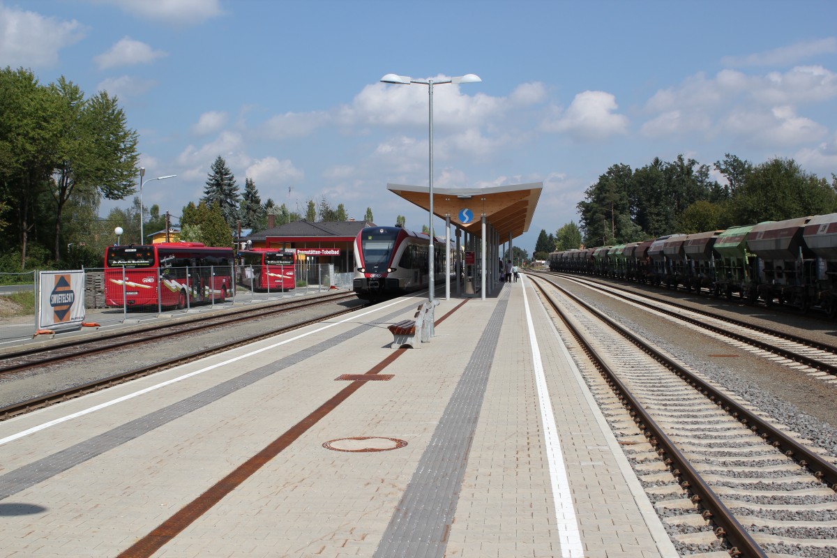 Bahnhof Unterpremsttten - Tobelbad (bei KM 11,1)ist vom 05.09 bis zum 08.09.2013 Endstation fr Zge aus Richtung Graz kommend. Die Strecke bis Bahnhof Lieboch bei Km 15,0 wird im Schienenersatzverkehr mit Bussen bedient. Im Bild links stehen zwei Busse der GKB (Bahn und Busbetrieb) bereit fr die Fahrgste die hier umsteigen mssen, 06.09.2013 zur Mittagszeit. 