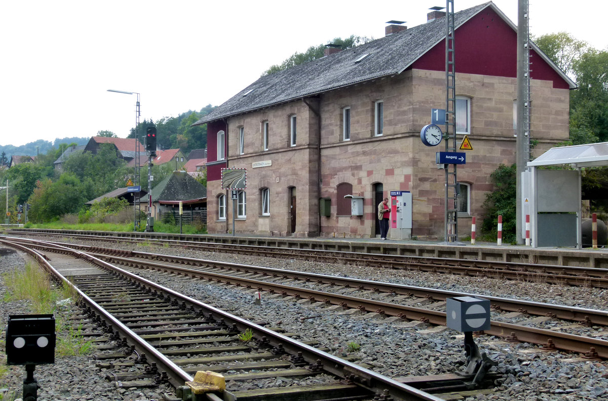 Bahnhof Untersteinach an der Strecke Kulmbach  - Hof. Hier zweigt ein Gleis zu dem nur für die Schotterverladung genutzten Bahnhof Stadtsteinach ab.