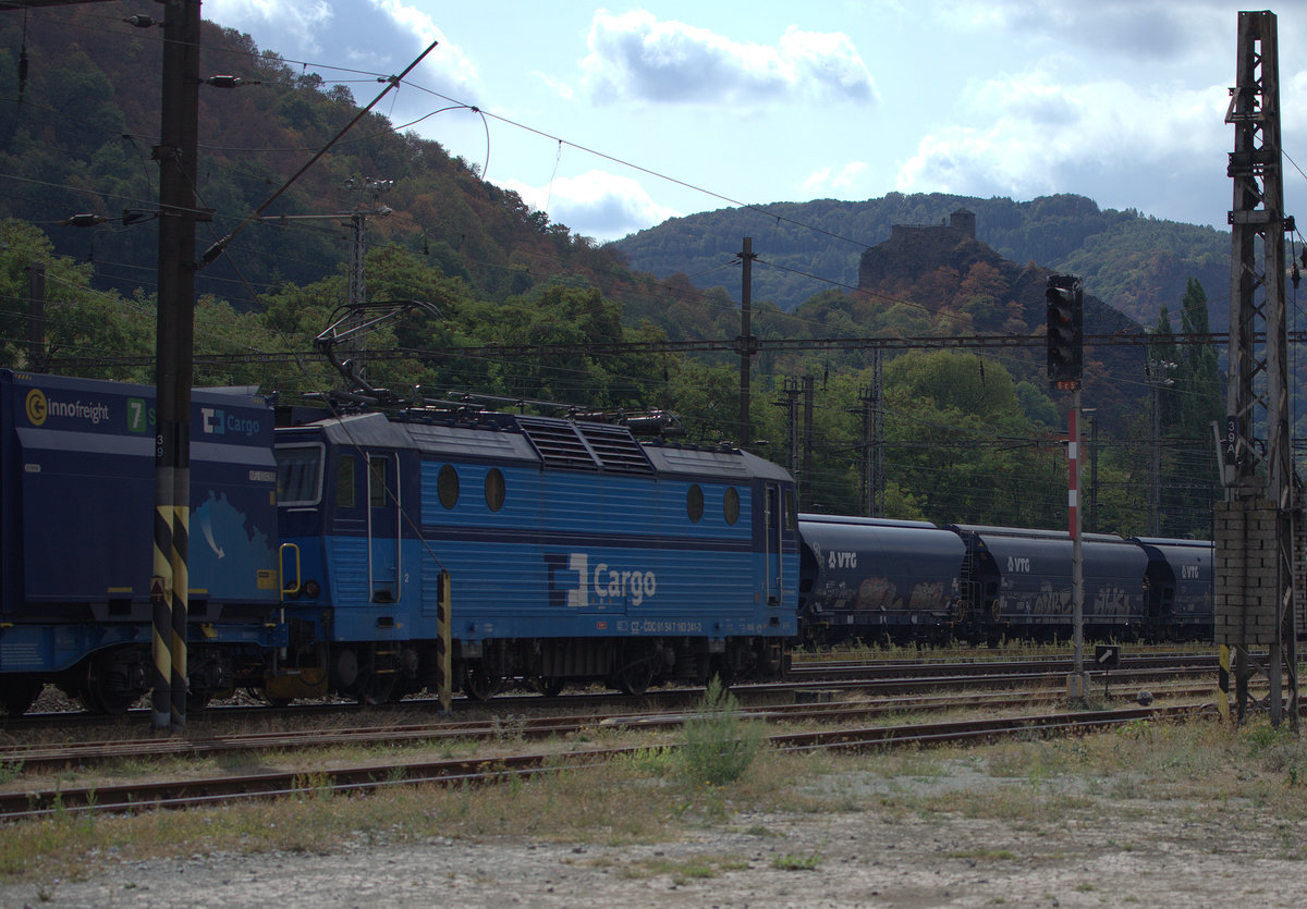 Bahnhof Usti nad Laben Streckow, im Hintergrund der Schreckenstein dem der  Ortsteil und dem Bahnhof seinen Namen verdankt. 163 241-3 passiert gerade. 26.08.2018 11:34 Uhr.