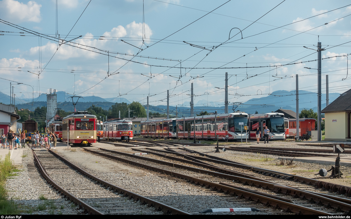 Bahnhof Vorchdorf am 24. Juli 2018 mit Fahrzeugen der Vorchdorferbahn und der Traunseebahn.