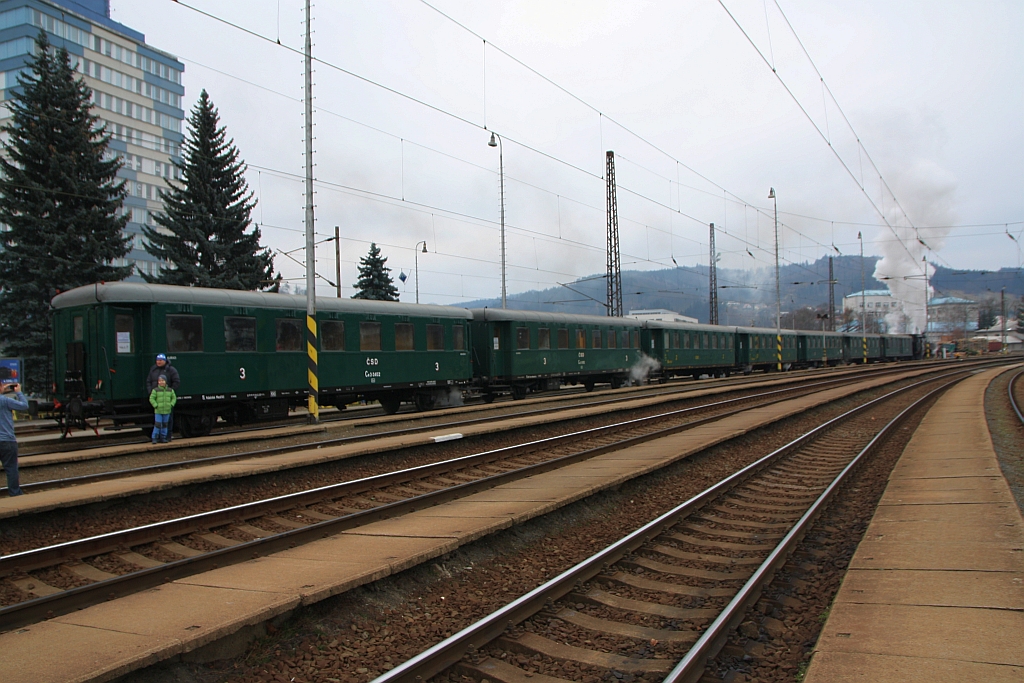 Bahnhof Vsetin mit dem Os 10801 (Valasske Mezirici - Valasske Klobouky) am 01.Dezember 2018.
