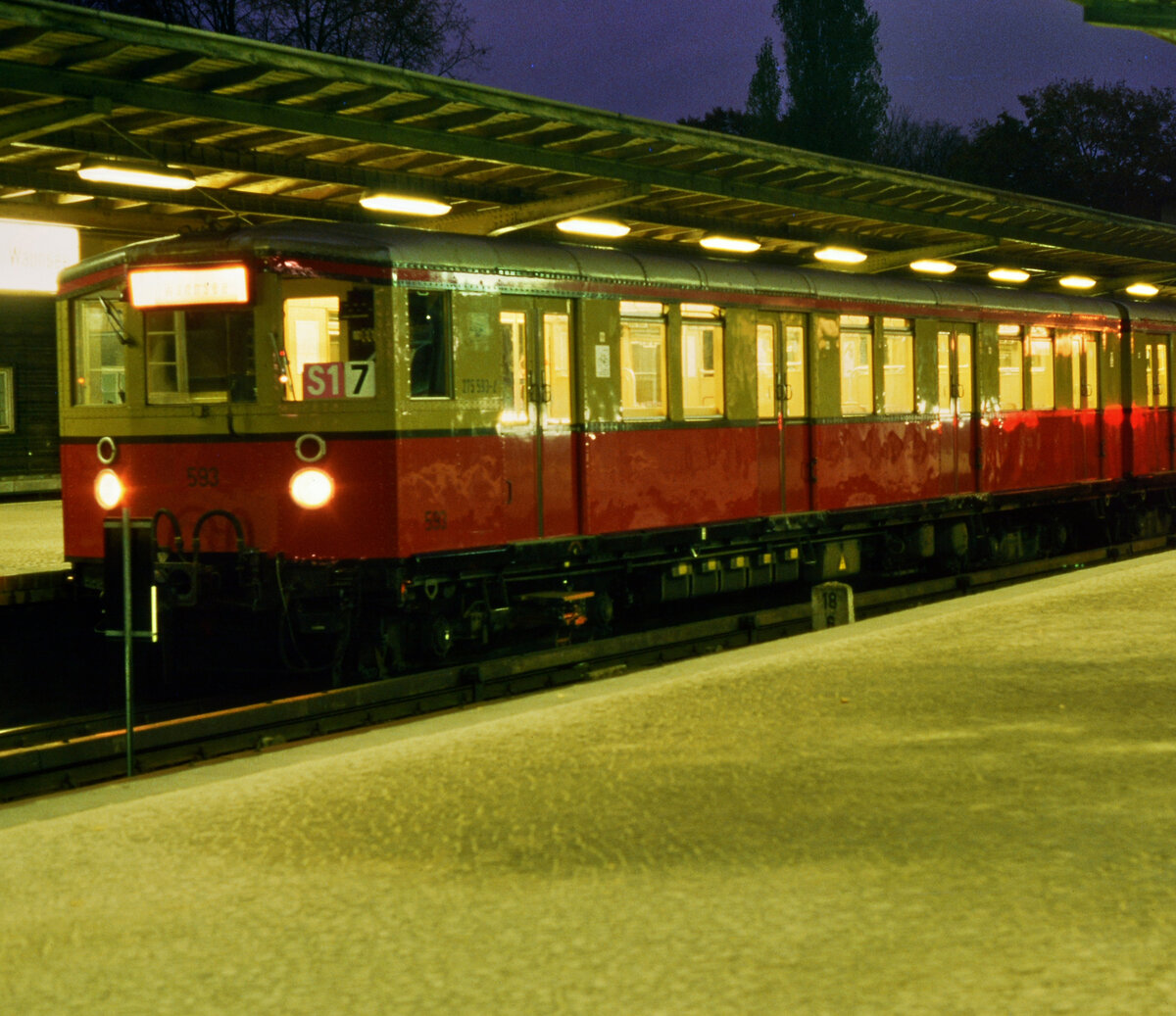 Bahnhof Wannsee (BVG West) mit einem nächtlichen S-Bahnzug (Wagen der früheren DR-Baureihe ET 165 wurden  auch  Schnellbahner  genannt).
Datum: 02.02.1988