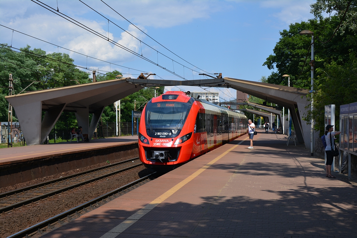 Bahnhof Warszawa Powiśle. Newag Impuls 35WE-002 der SKM Warszawa (Szybka Kolej Miejska/S-Bahn) als Linie S1 nach Otwock. Die Aufnahme stammt vom 17.06.2018.