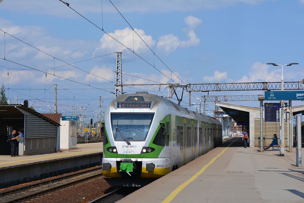 Bahnhof Warszawa Wschodnia (Warschau Ost). Stadler Flirt ER75-012 der Koleje Mazowieckie als R2 nach Warszawa Zachodnia. Die Aufnahme stammt vom 17.06.2018. 